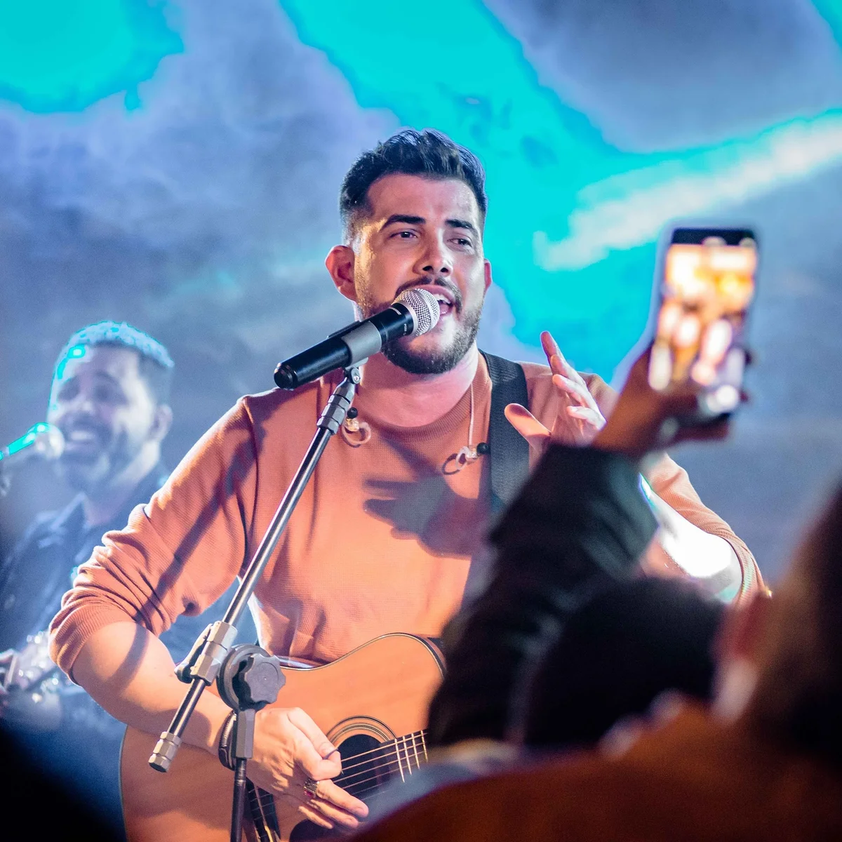 Gui Rosário interagindo com o público durante o show