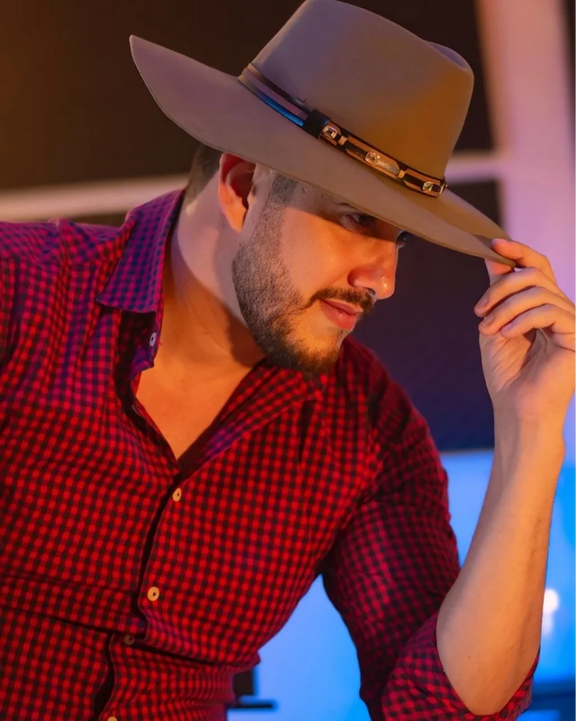 Retrato de Gui Rosário usando seu chapéu